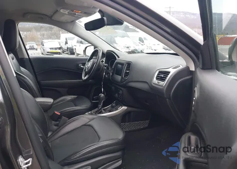 2018 Jeep Compass Latitude 4X4 z USA, uszkodzony, nr VIN 3C4NJDBB9JT307423